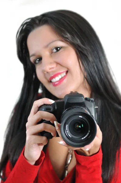 Młoda Kobieta Trzyma Kamerę Ręku Biorąc Obraz Białym Tle — Zdjęcie stockowe