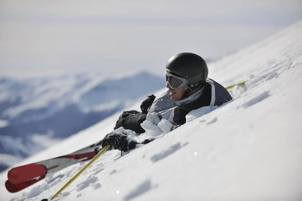 Jovem Esquiador Relaxante Neve Olhando Gama Montanha Belo Dia Ensolarado — Fotografia de Stock