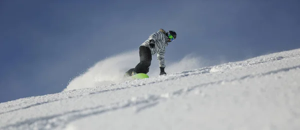 Snowboard Versenyzés Lefelé Lejtőn Freeride Por Téli Szezonban Napsütéses Napon — Stock Fotó