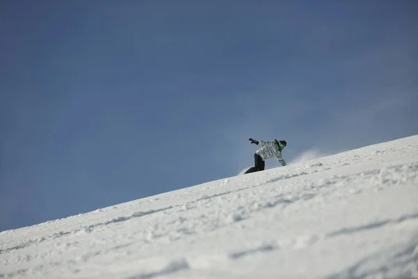 下り坂を駆け抜け 冬と晴れた日にはパウダースノーに乗り込むスノーボード女子 — ストック写真