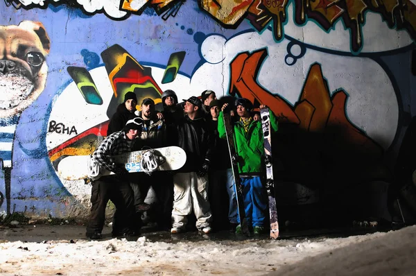 Grupo Jóvenes Esquiadores Felices Que Levantan Sobre Fondo Colorido — Foto de Stock
