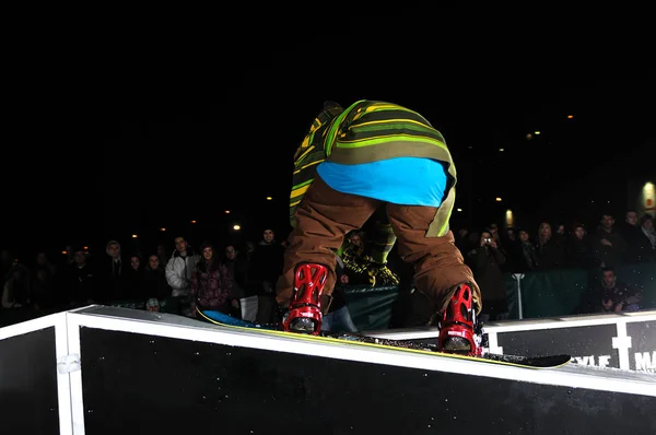 Mladý Svobodný Snowboardista Který Skáče Vzduchem Dělá Akrobace — Stock fotografie