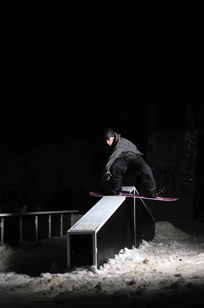 Giovane Snowboarder Stile Libero Saltare Aria Fare Acrobazie — Foto Stock