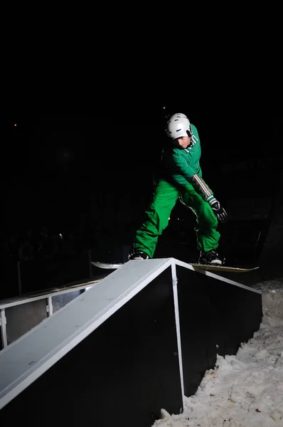 Jeune Snowboarder Style Libre Sautant Dans Air Faire Des Acrobaties — Photo