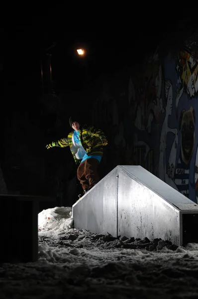 Jovem Snowboarder Estilo Livre Pulando Fazer Acrobações — Fotografia de Stock