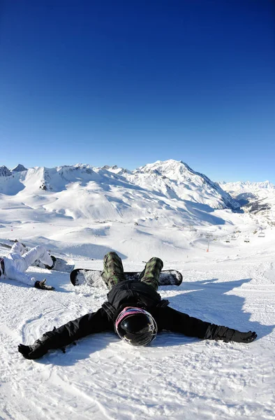 Зимние Женщины Катаются Лыжах — стоковое фото