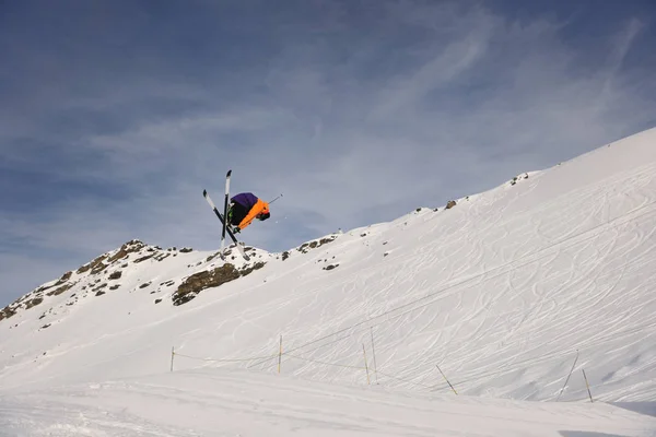 Extreme Freestyle Άλμα Σκι Νεαρό Άνδρα Στο Βουνό Στο Πάρκο — Φωτογραφία Αρχείου