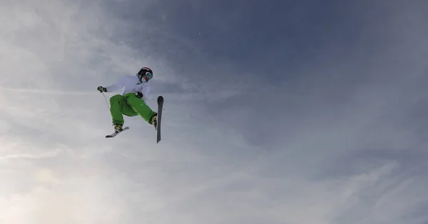 Extreme Freestyle Ski Jump Young Man Mountain Snow Park Winter — 스톡 사진