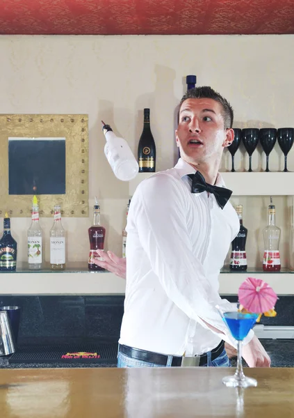 Pro Barman Preparar Bebida Coquetel Representando Vida Noturna Festa Conceito — Fotografia de Stock