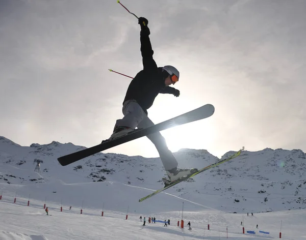 Extreme Freestyle Άλμα Σκι Νεαρό Άνδρα Στο Βουνό Στο Πάρκο — Φωτογραφία Αρχείου