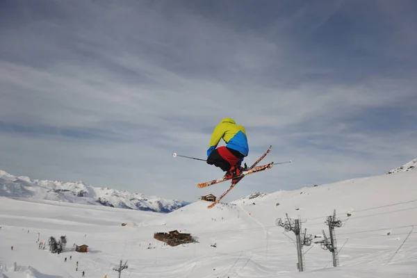 Saut Ski Acrobatique Extrême Avec Jeune Homme Montagne Dans Snowpark — Photo