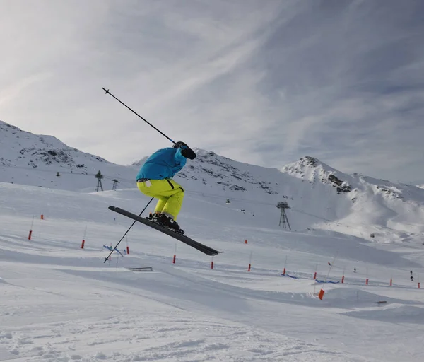 Saut Ski Acrobatique Extrême Avec Jeune Homme Montagne Dans Snowpark — Photo