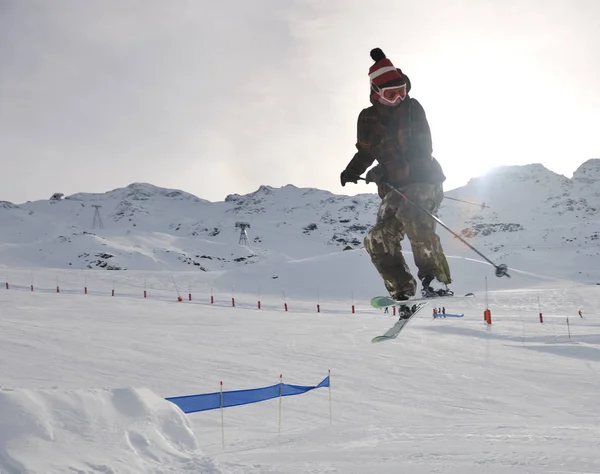 Saut Ski Acrobatique Extrême Avec Jeune Homme Montagne Dans Snowpark — Photo