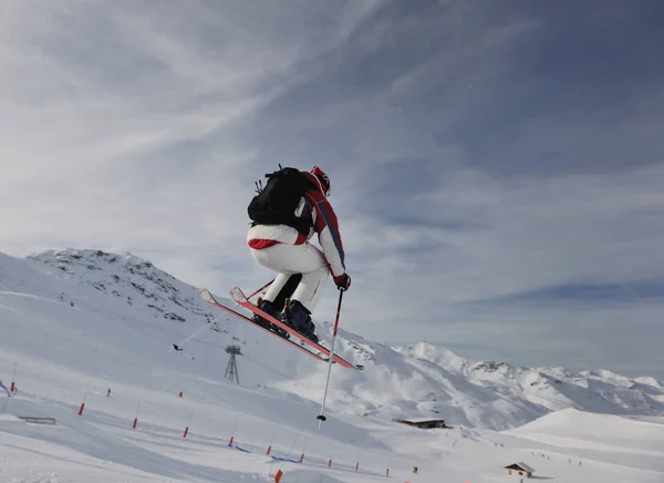 Saut Ski Acrobatique Extrême Avec Jeune Homme Montagne Dans Snowpark — Photo
