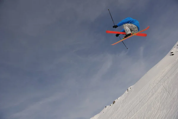 Salto Esqui Estilo Livre Extremo Com Jovem Montanha Parque Neve — Fotografia de Stock