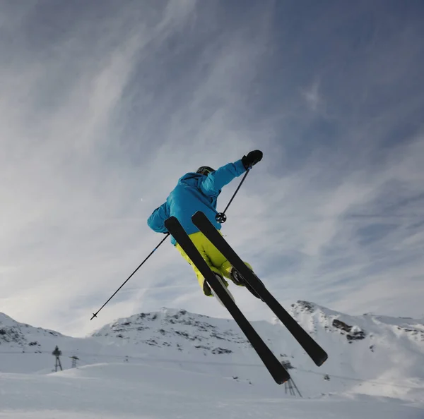 Salto Con Gli Sci Freestyle Estremo Con Giovane Montagna Nello — Foto Stock