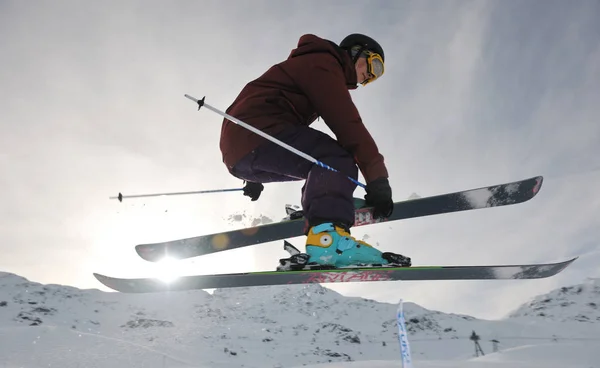 Extrémní Freestyle Skok Lyžích Mladým Mužem Hoře Snowparku Zimní Sezóně — Stock fotografie