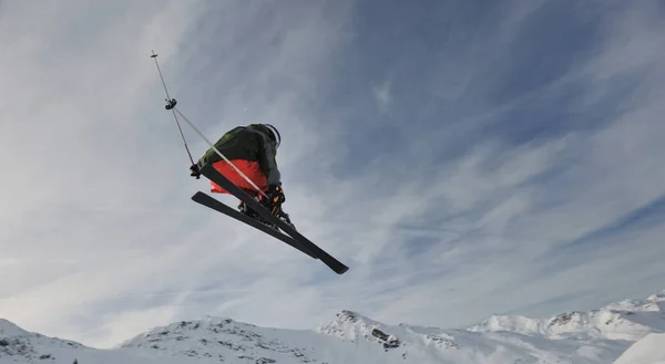 Salto Esquí Freestyle Extremo Con Hombre Joven Montaña Parque Nieve —  Fotos de Stock