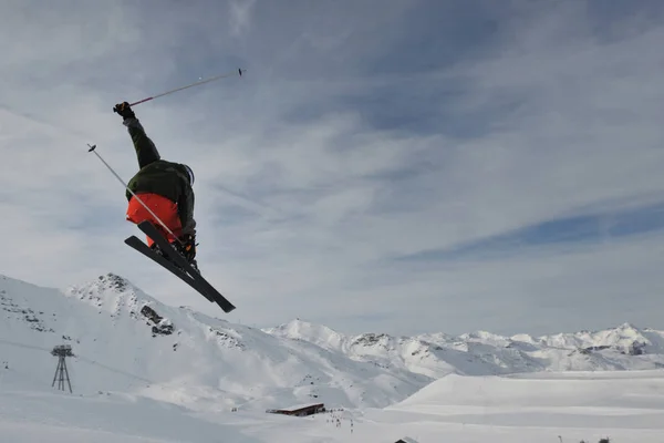 Extreme Freestyle Skisprong Met Jongeman Berg Snowpark Het Winterseizoen — Stockfoto