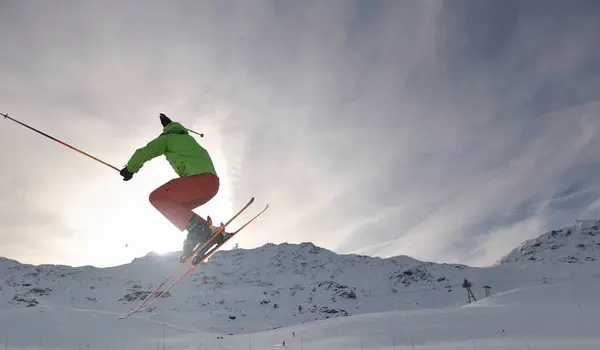 Salto Con Gli Sci Freestyle Estremo Con Giovane Montagna Nello — Foto Stock