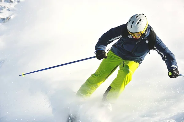 Narciarz Narciarstwo Zjazdowe Świeżym Śniegu Proszku Słońcem Górami Tle — Zdjęcie stockowe