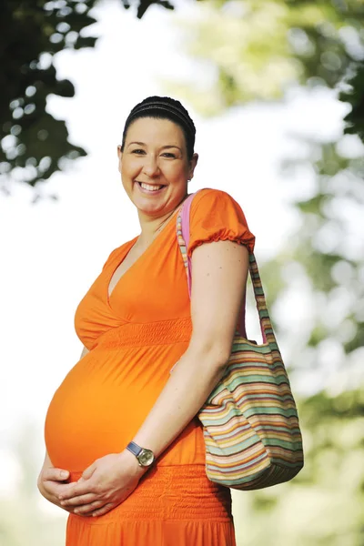 Belle Jeune Femme Enceinte Heureuse Plein Air Dans Nature Lumineuse — Photo