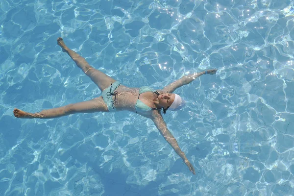 Glückliche Junge Frau Entspannt Sich Schwimmbad Urlaubsort — Stockfoto