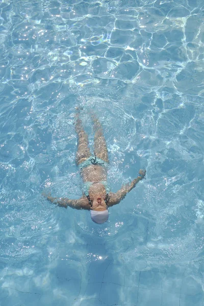 Mutlu Genç Kadın Tatil Seyahat Resort Yüzme Havuzunda Rahatlayın — Stok fotoğraf