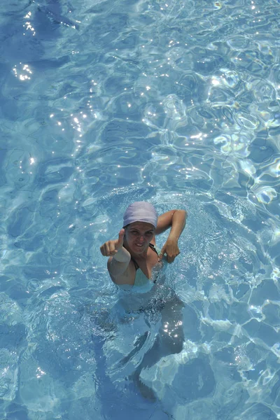 행복한 여자는 리조트에서 수영장에서 — 스톡 사진