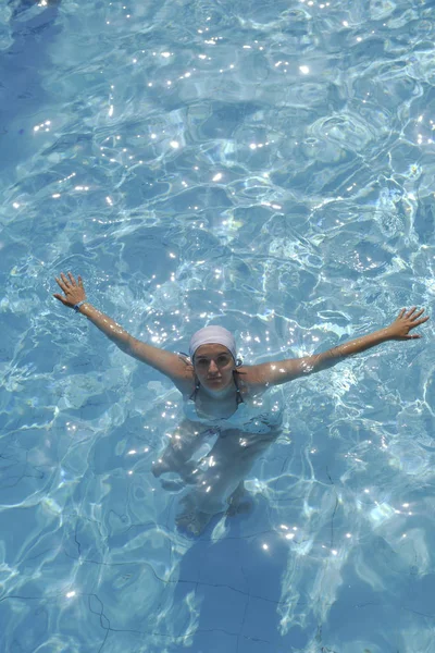 Jovem Feliz Relaxar Piscina Férias Resort Viagens — Fotografia de Stock