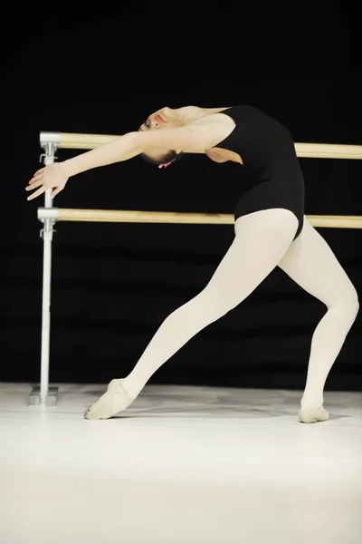 Junge Glückliche Ballettmädchen Tanzen Auf Der Bühne Der Ballettschule — Stockfoto