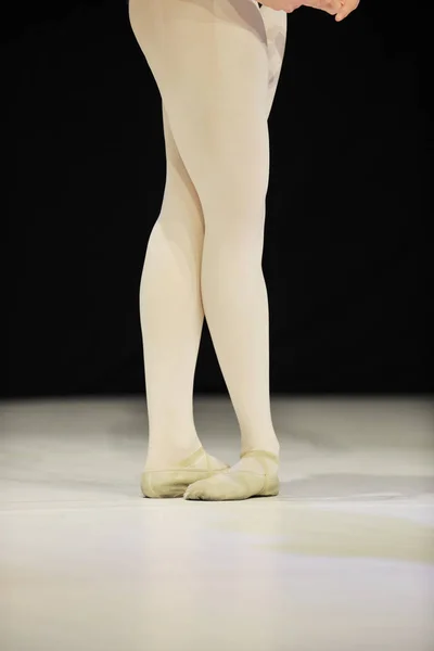 Joven Bailarina Ballet Feliz Chica Realizar Danza Escenario Clase Escuela —  Fotos de Stock