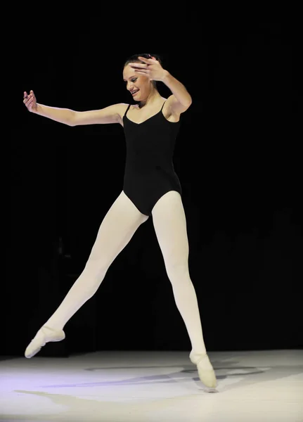 Giovane Ballerina Ballerina Felice Esibirsi Danza Sul Palco Lezione Danza — Foto Stock
