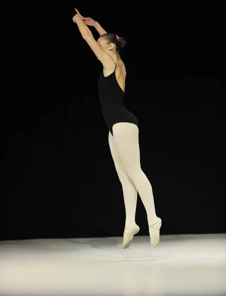 Jovem Bailarina Menina Feliz Ballet Executar Dança Palco Aula Balé — Fotografia de Stock