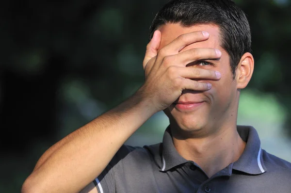 Giovane Uomo Coprire Faccia Con Braccio Guardando Occhio All Aperto — Foto Stock