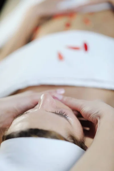 Mooie Jonge Vrouw Spaand Wellness Gezicht Terug Stone Massage — Stockfoto