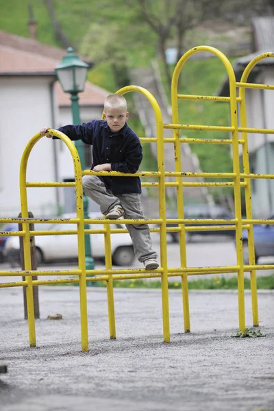 Glücklich Junge Blonde Kind Junge Haben Spaß Und Spielen Spiele — Stockfoto