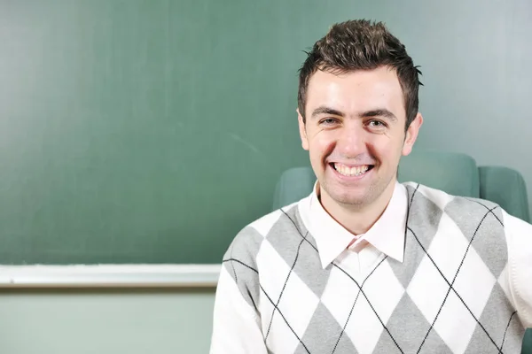 Jovem Rapaz Estudante Feliz Posando Sala Aula Escola Universitária — Fotografia de Stock