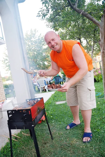 Homme Préparant Des Saucisses Sur Gril — Photo