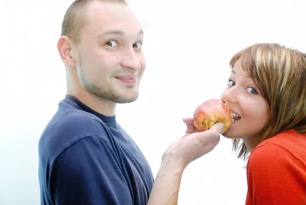 Friska Par Med Att Äta Äpple — Stockfoto