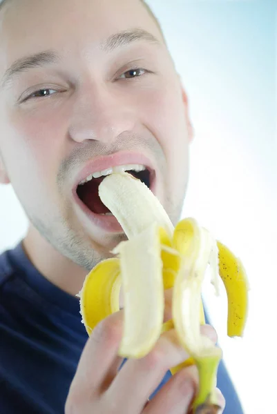 Hombre Comiendo Una Porción Limón — Foto de Stock