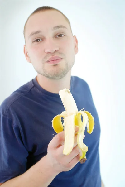 Homme Avec Chemise Jaune Tenant Une Brosse Dents — Photo