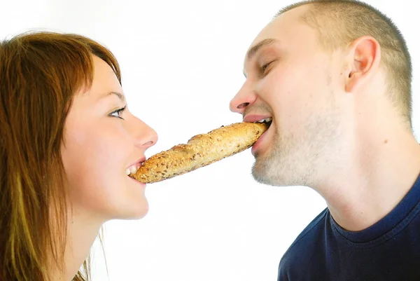 Cuplu Fericit Mănâncă Croissant — Fotografie, imagine de stoc