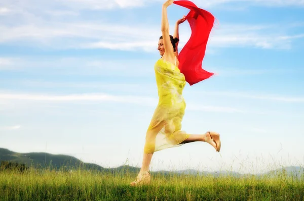 Красивая Молодая Здоровая Женщина Бегает Прыгает Луг Солнечный День Красным — стоковое фото