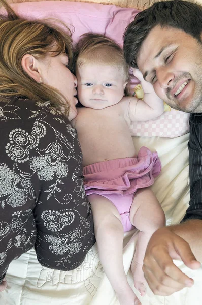 Retrato Interior Com Feliz Jovem Família Bonito Pequeno Babby — Fotografia de Stock