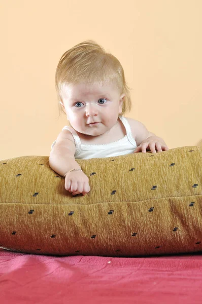 Schattige Kleine Baby Indoor Close Portret — Stockfoto
