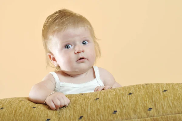 Mignon Petit Bébé Intérieur Gros Plan Portrait — Photo