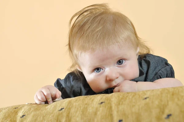 Carino Piccolo Bambino Coperta Primo Piano Ritratto — Foto Stock