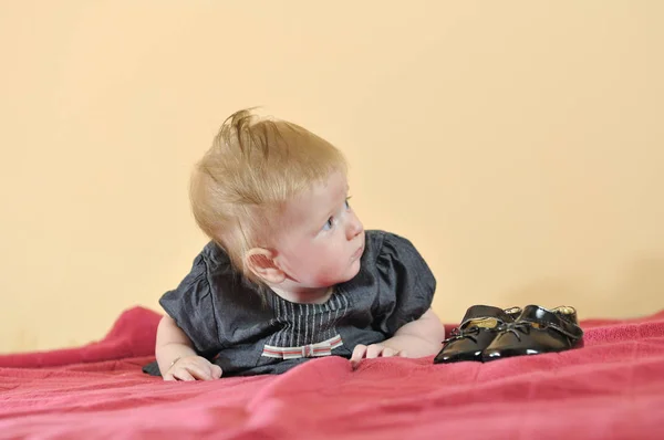 かわいい赤ちゃん屋内クローズアップ肖像画 — ストック写真