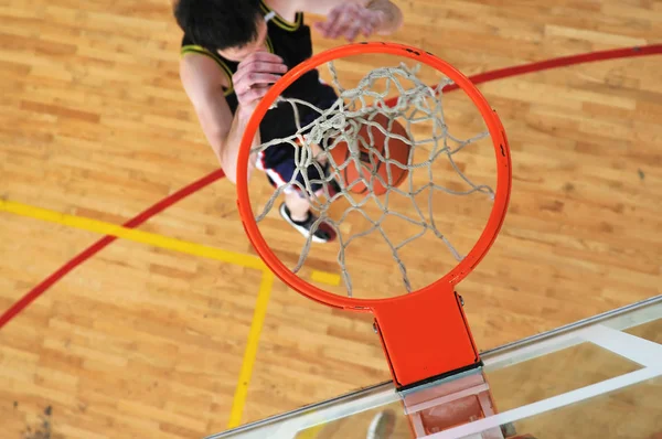 Ein Gesunder Junger Mann Spielt Basketballspiel Der Schulsporthalle — Stockfoto